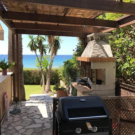Beachfront House In Corfu גליפאדה